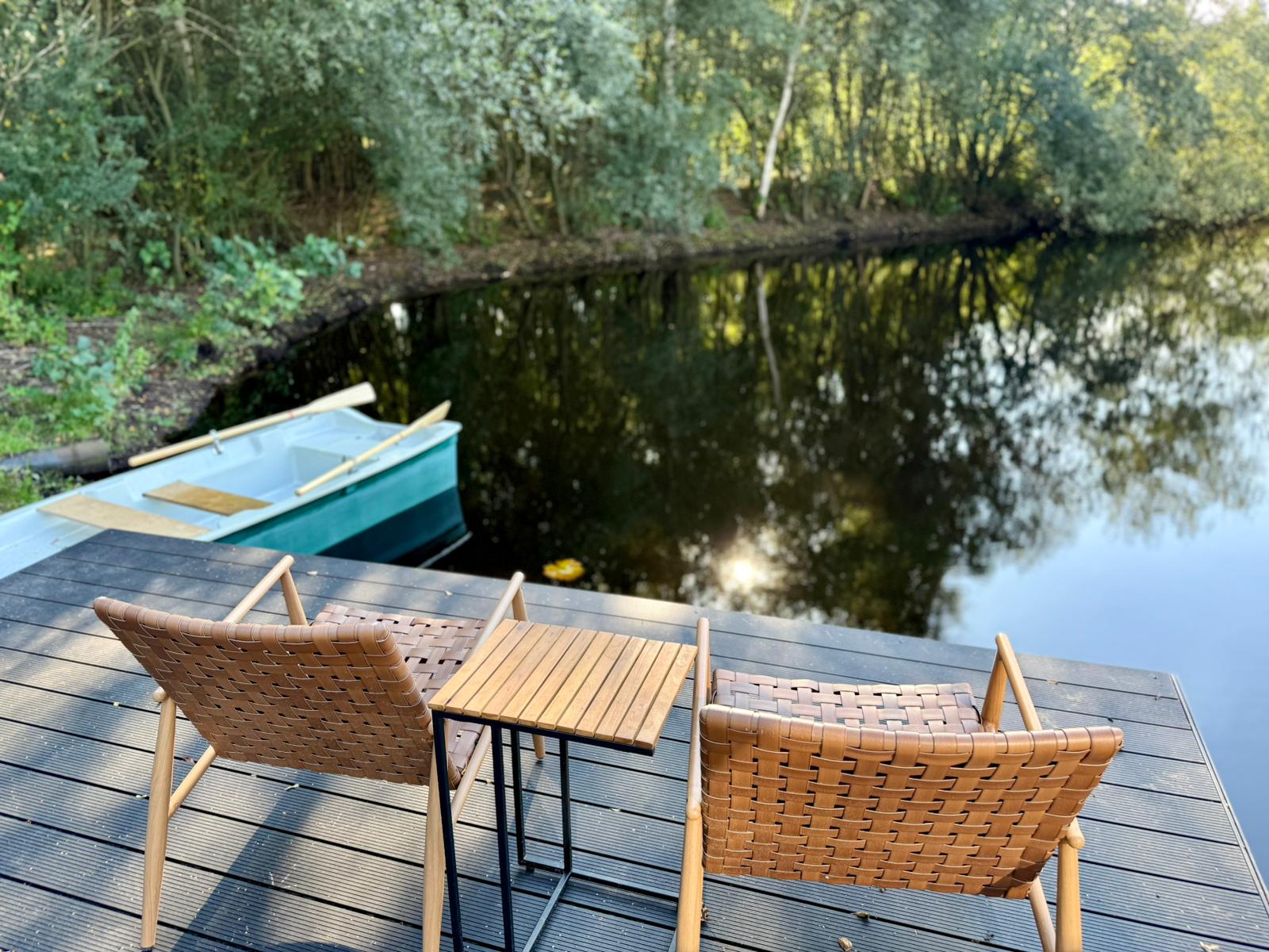 Privater Steg mit Angelboot