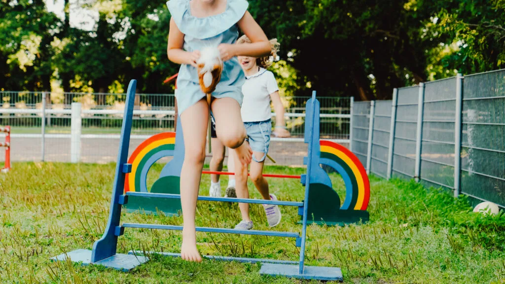 Mutter und Kind spielen auf dem Spielplatz