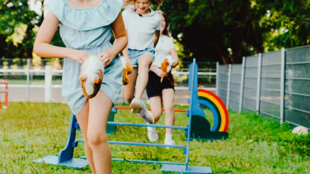 Kinder mit Hobby-Horses auf dem Spielplatz