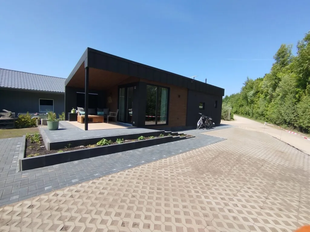 Außenansicht des Chalets mit Terrasse und Zufahrt