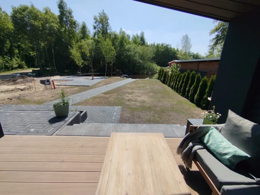 Garten mit Terrasse, Hecke und Rasenfläche