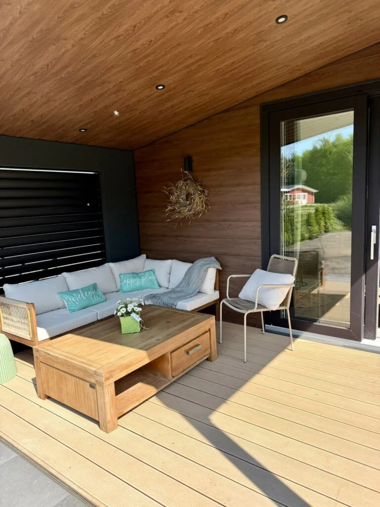 Überdachte Terrasse mit weißer Lounge-Sitzgruppe