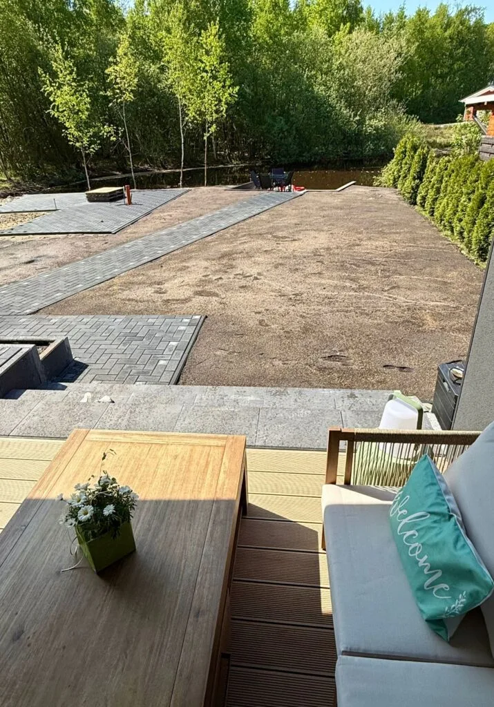 Neu gepflasterte Terrasse während der Bauarbeiten