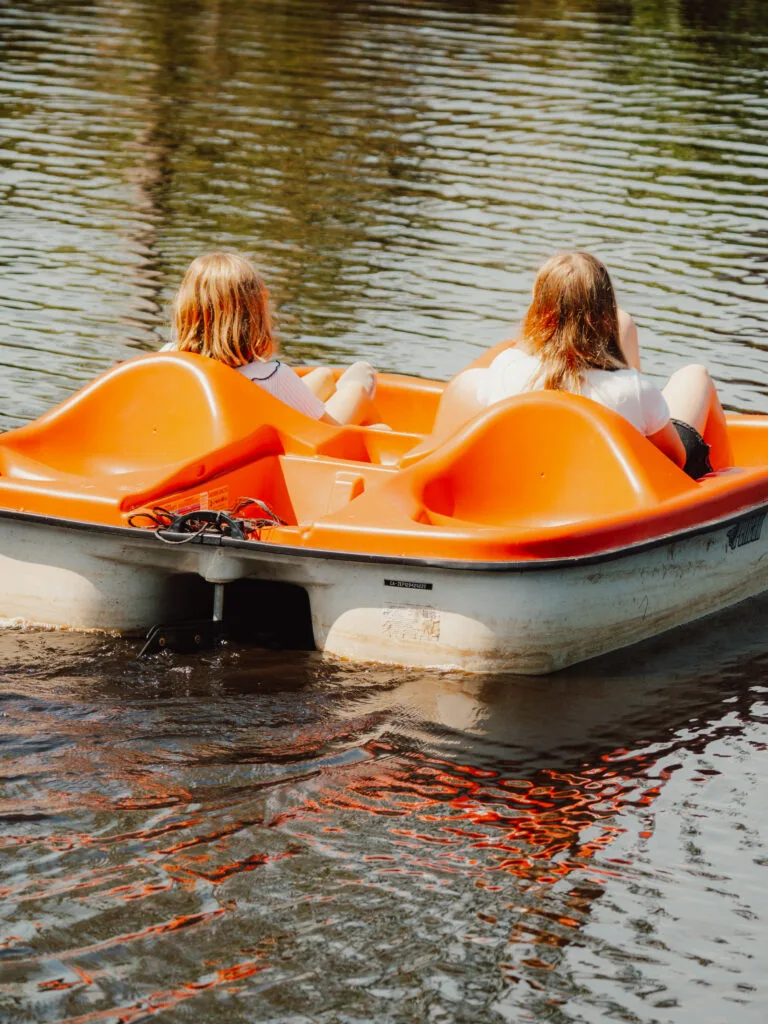 Oranges Tretboot am Ufer des Moorsees