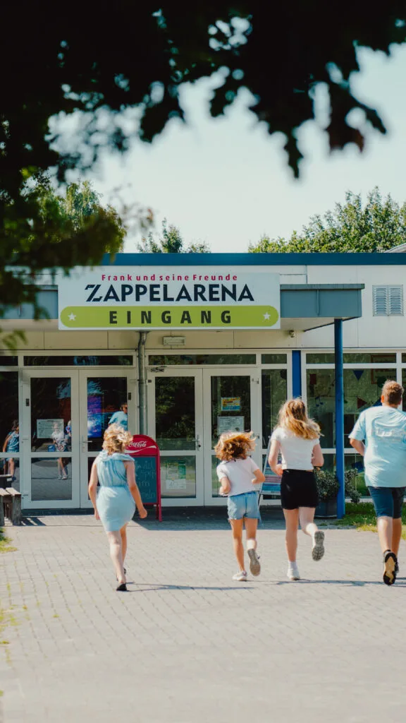 Eingang der Indoorspielhalle Zappelarena in Twist