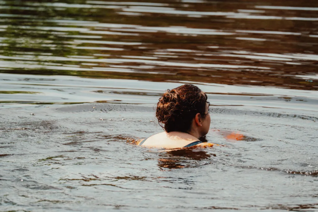 Gast schwimmt im Moorsee