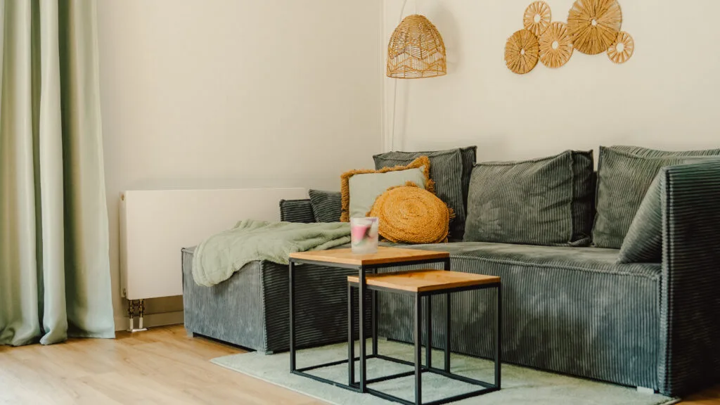 Gemütliche Sitzecke mit Sofa und Beistelltisch