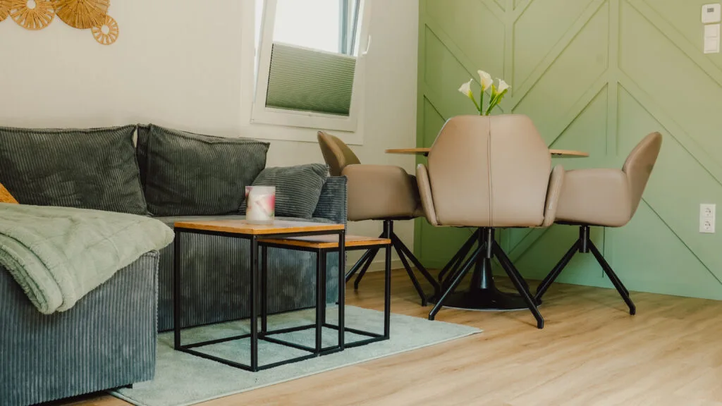 Sitzecke mit Sofa, Sesseln und Beistelltisch