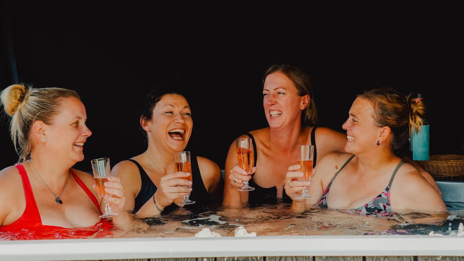 Vier Frauen stoßen im Hot Tub an