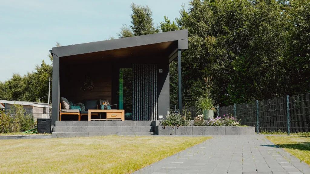 Außenansicht der Unterkunft mit Terrasse und Loungebereich