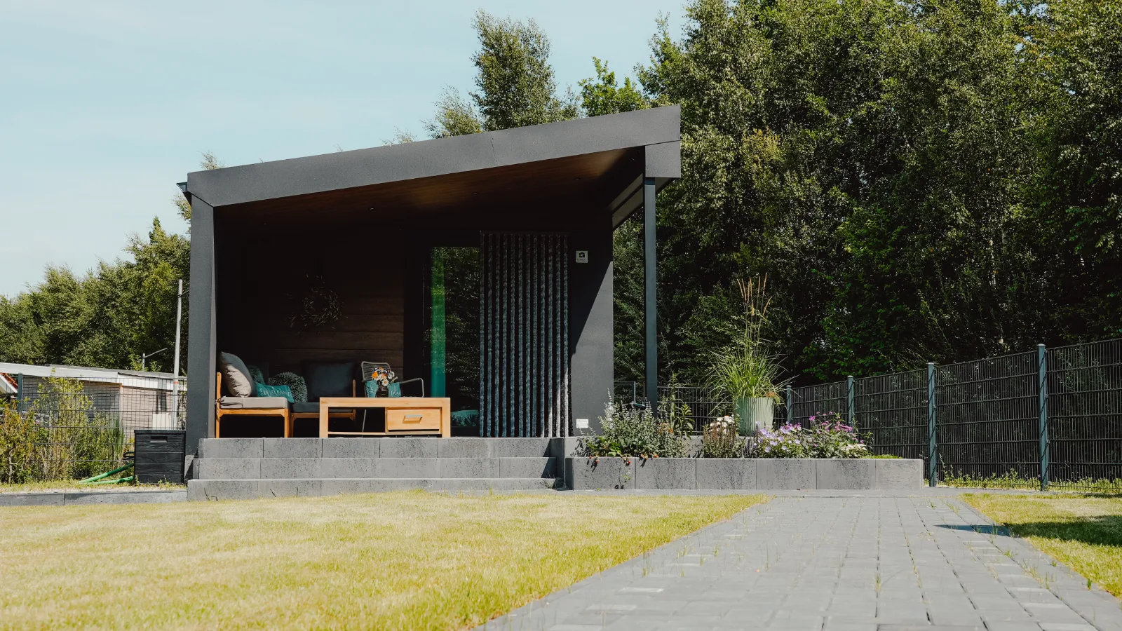 Moderne Ferienunterkunft mit überdachter Terrasse und Loungebereich