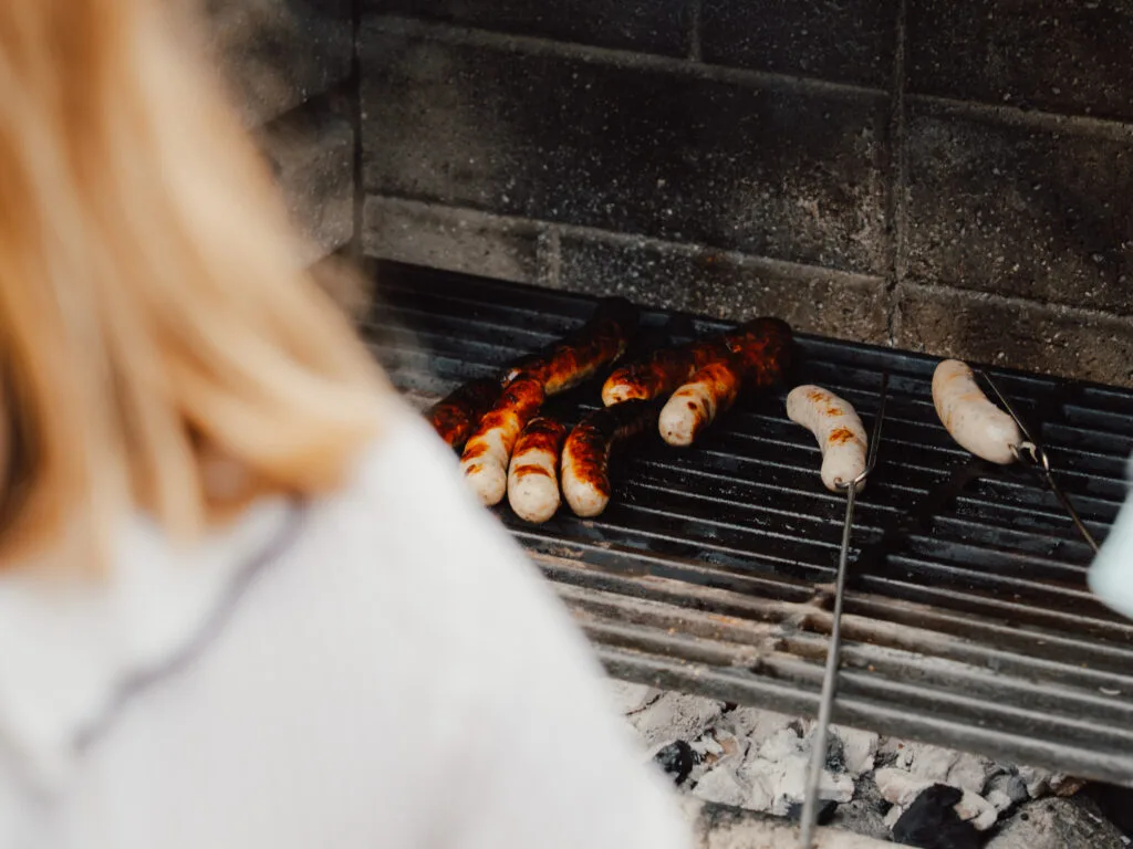 Würstchen auf dem Holzkohlegrill