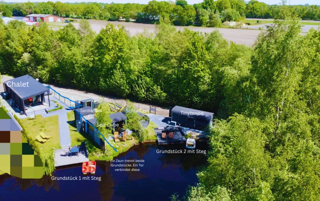 Luftaufnahme der Grundstücke mit Chalet, Schlaffass, Tinyhouse und Steg am See