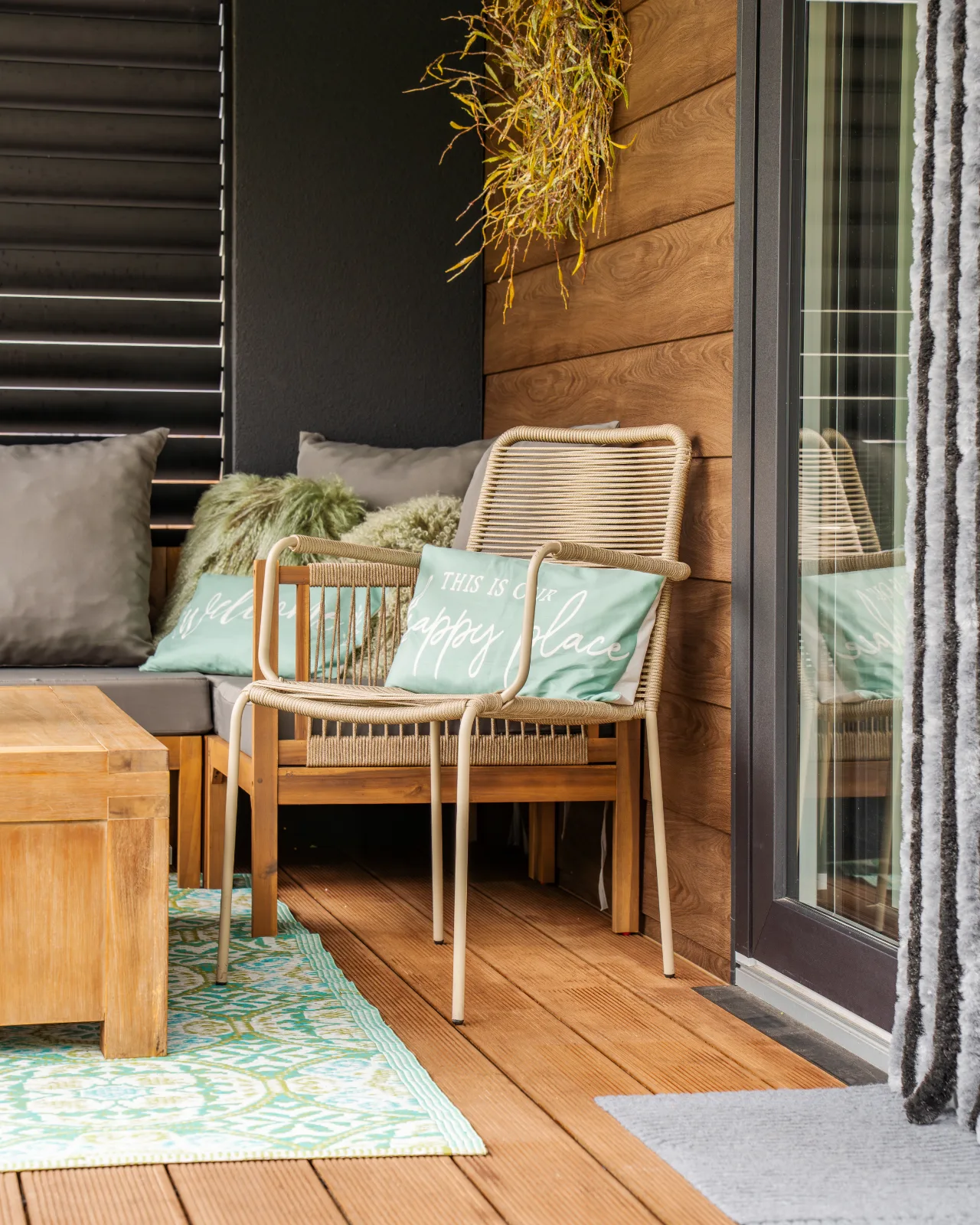Terrasse mit Rattansesseln und Kissen