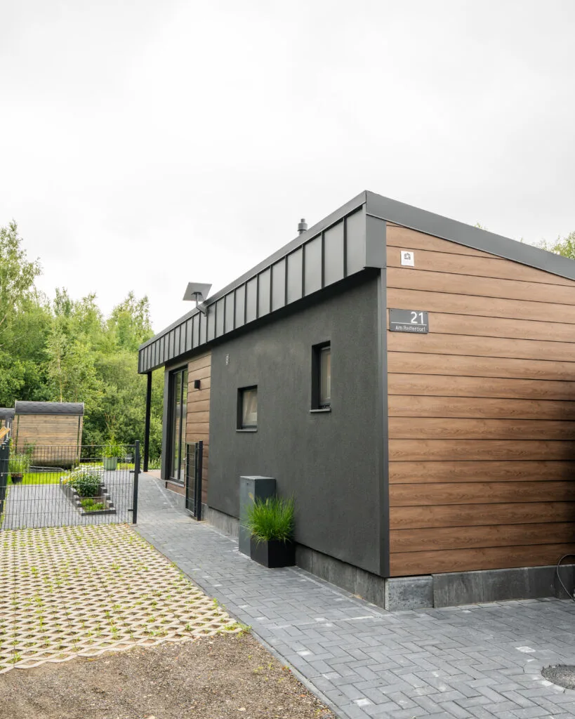 Außenansicht des Tinyhouse mit Holz- und Anthrazitfassade