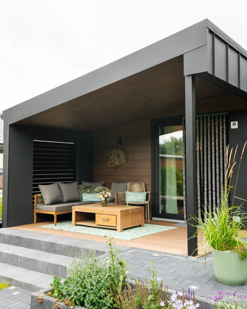 Überdachte Terrasse mit Loungemöbeln