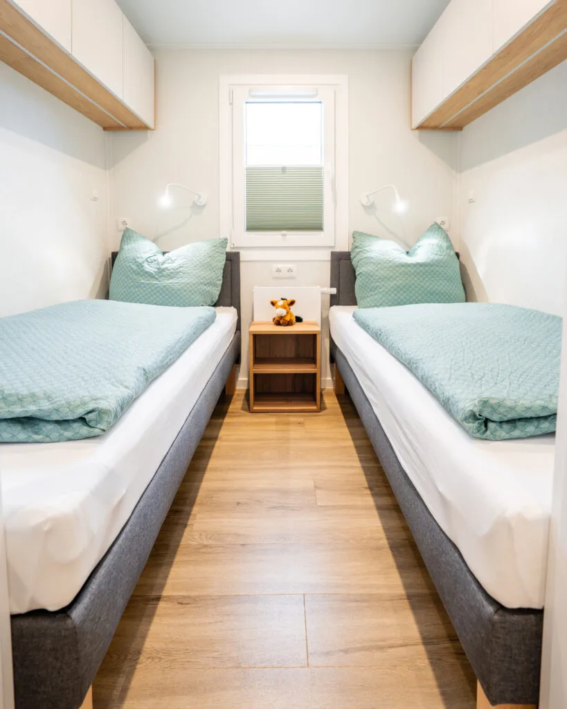 Schlafzimmer mit zwei Einzelbetten und Nachttisch