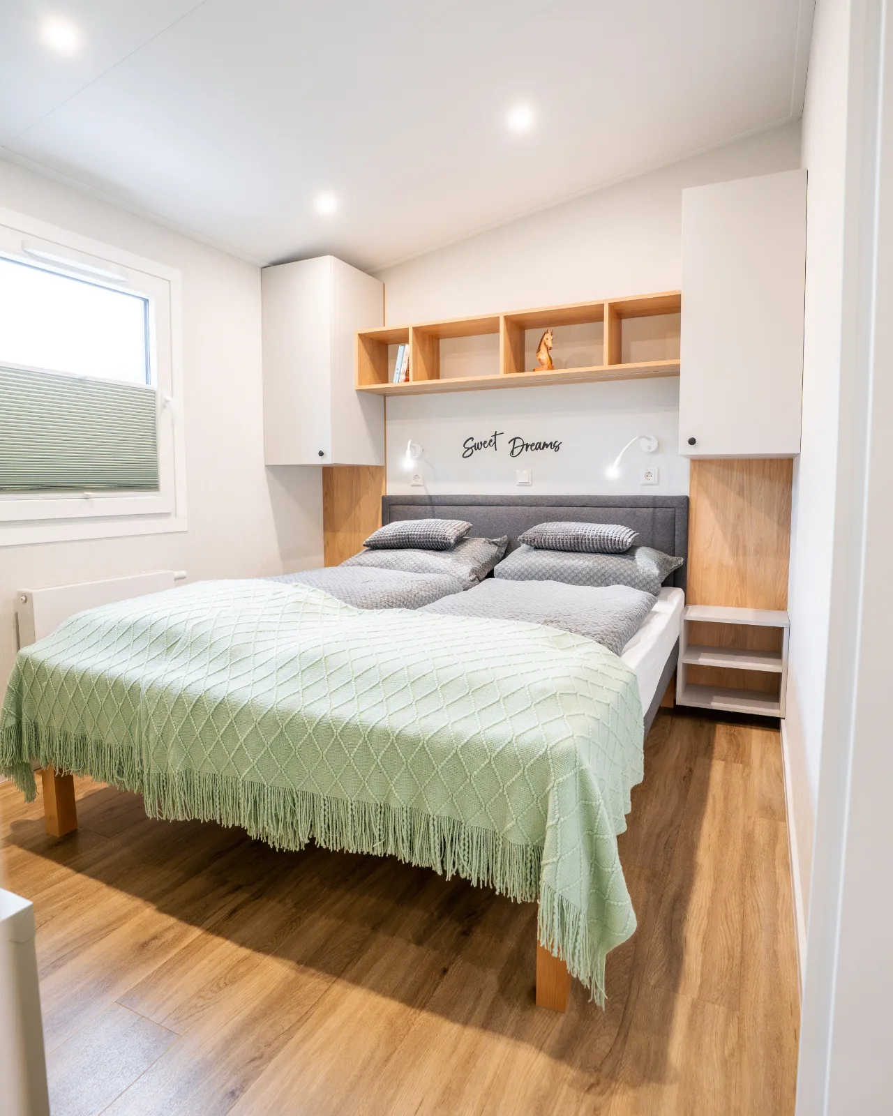 Doppelbett mit gepolstertem Kopfteil