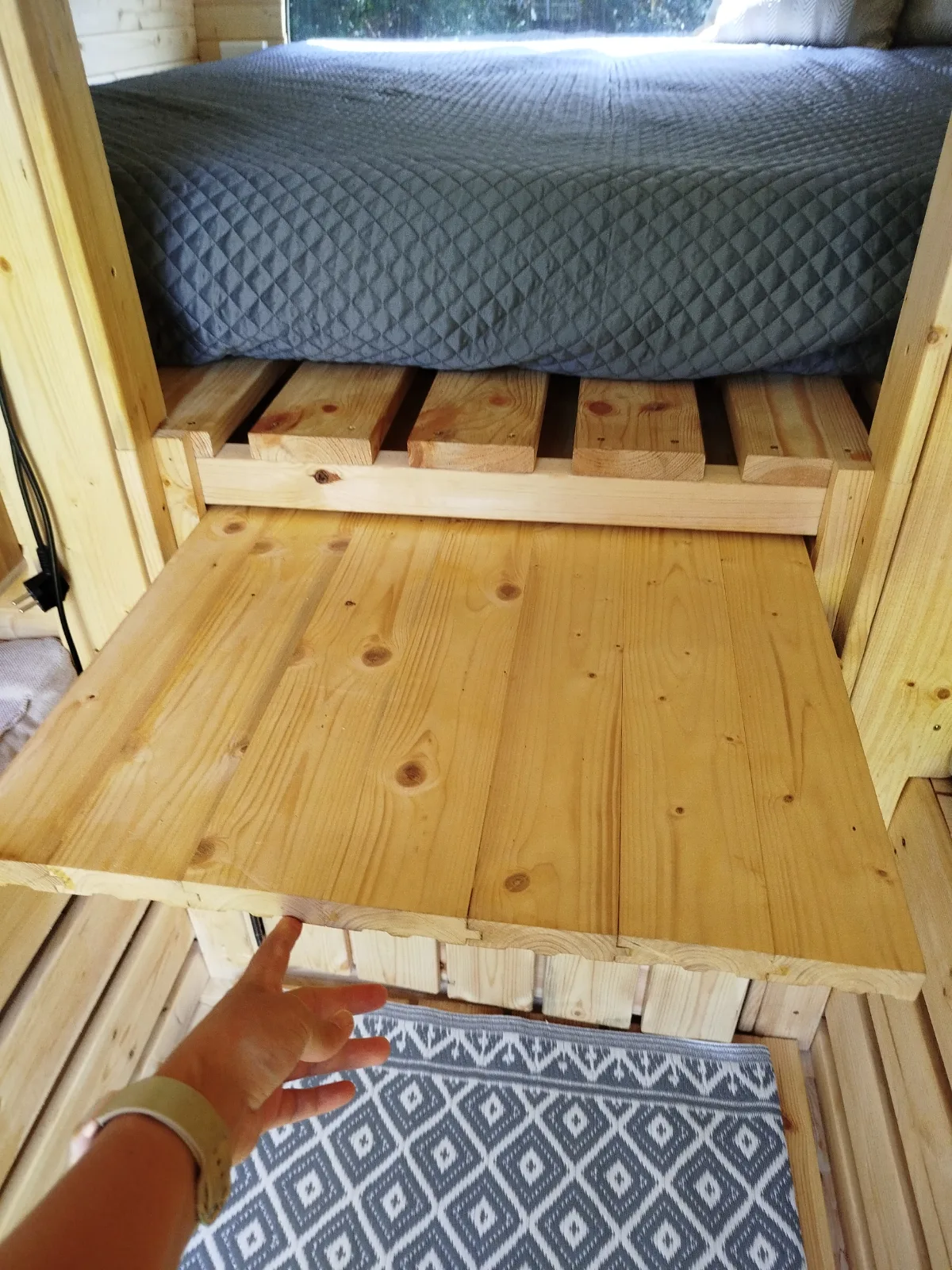 Holzpodest im Sanitärfass
