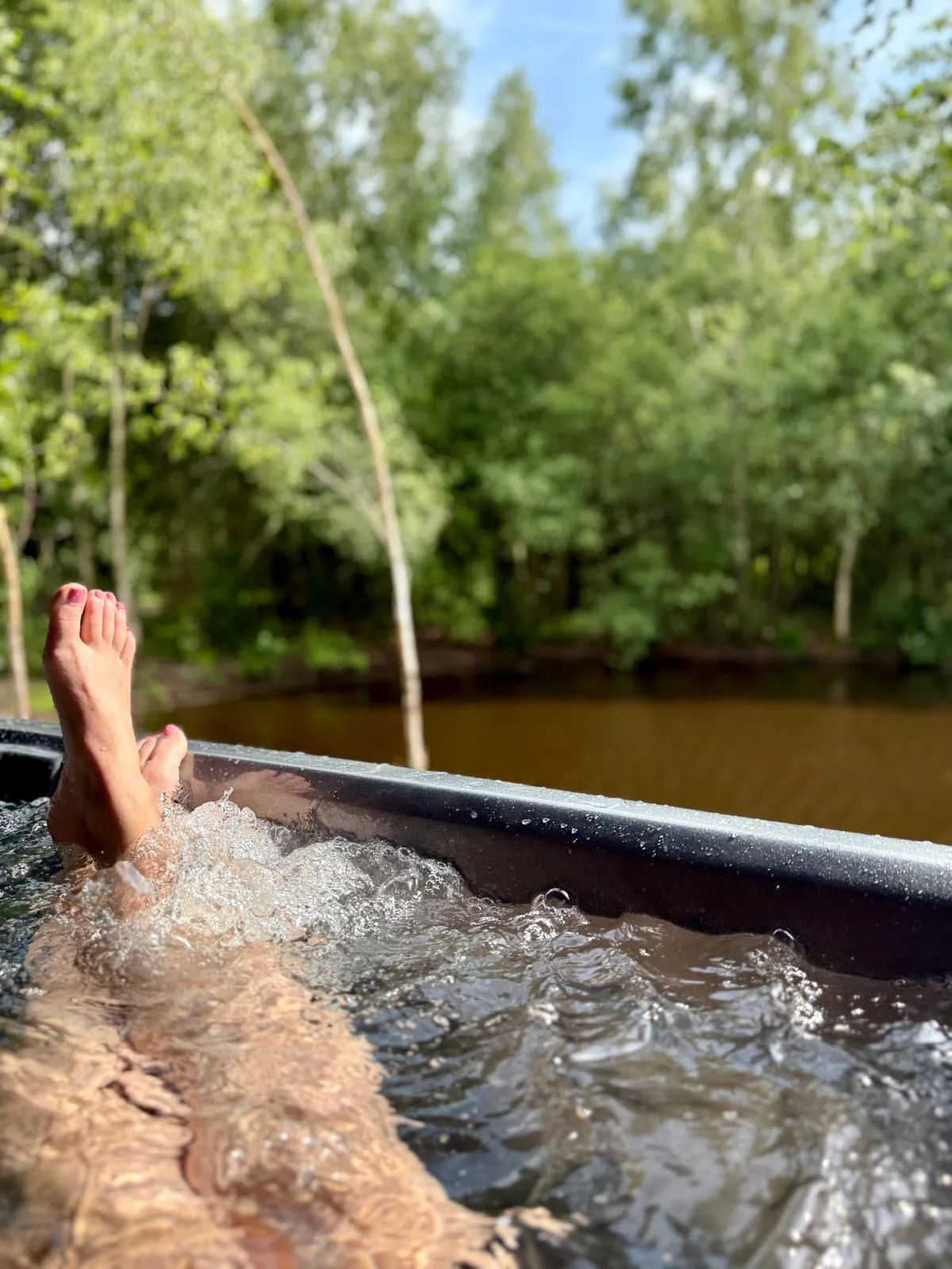 Füße im Hot Tub mit Blick auf den Moorsee
