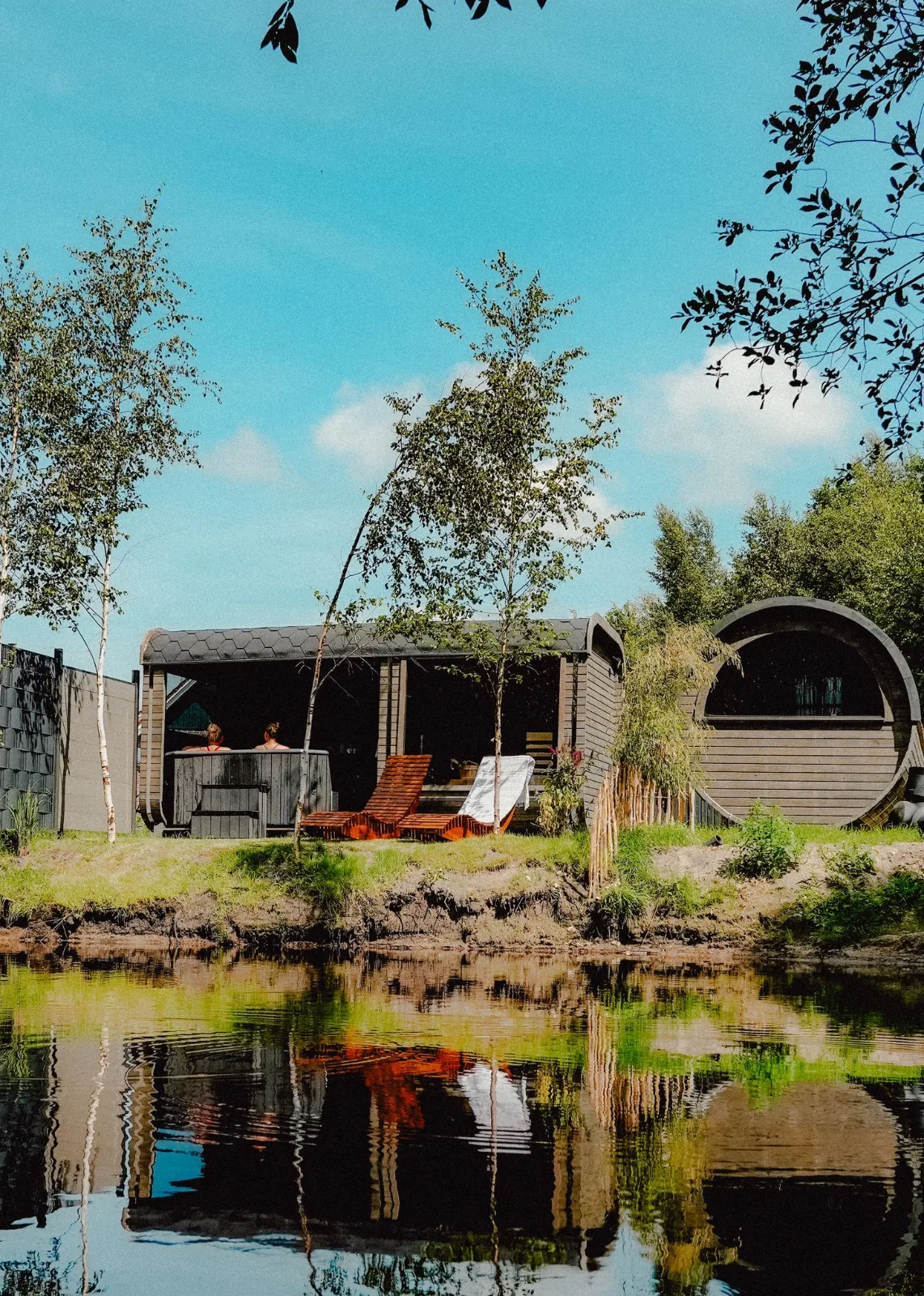 Spa-Cube und Schlaffass auf dem Grundstück am See