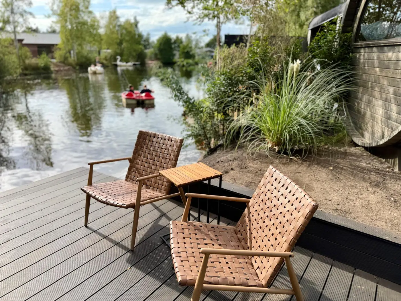 Sitzgruppe am Wasser mit Blick auf den Moorsee