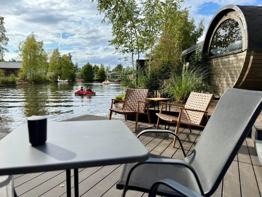 Terrasse mit Sitzgruppe und Blick auf den See