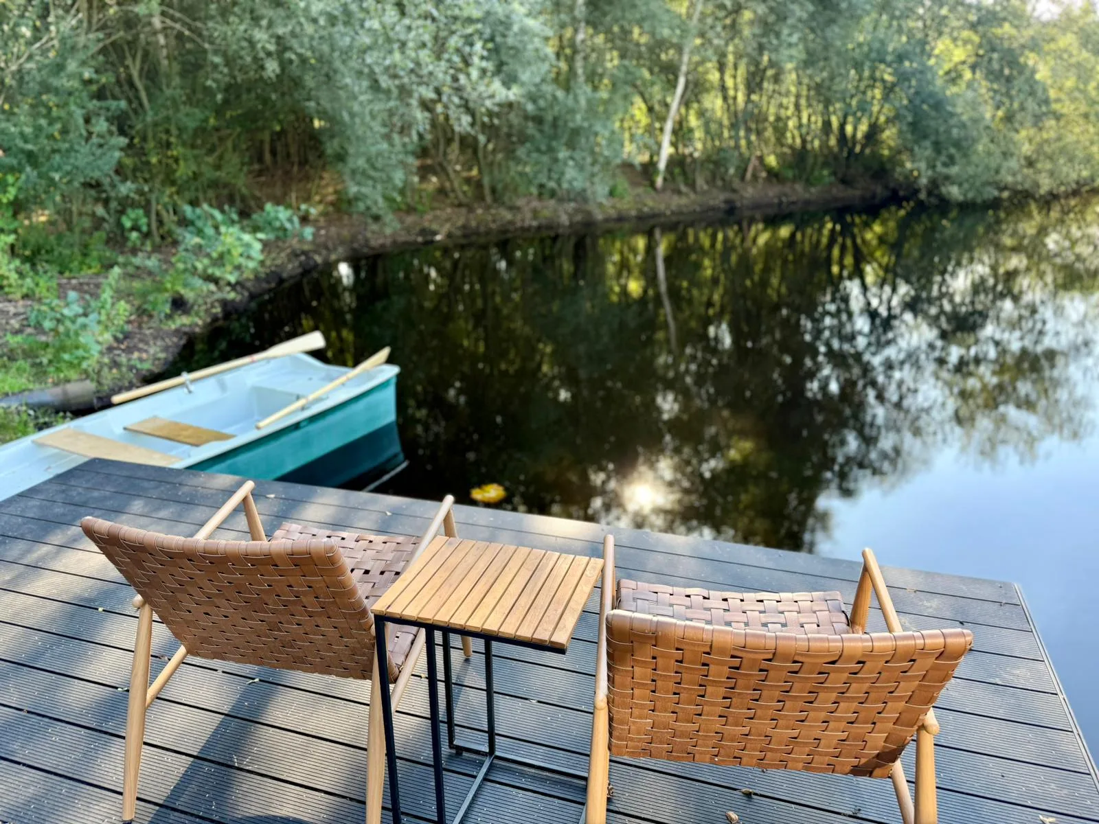 Privater Steg mit Angelboot