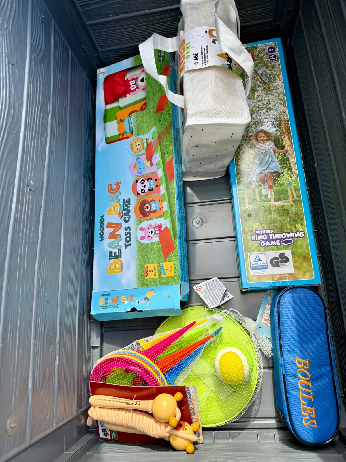 Spielebox mit Gesellschafts- und Outdoorspielen