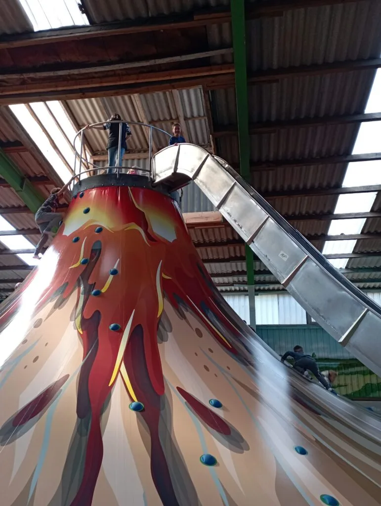 Rutschen im Indoor-Spielbereich