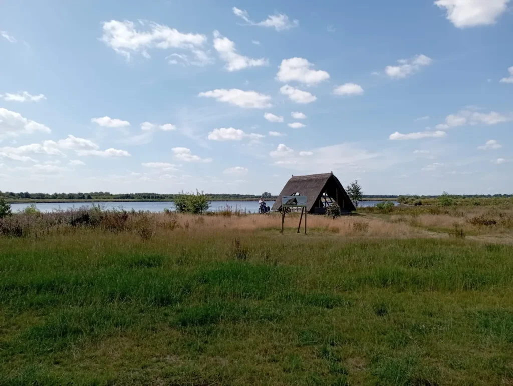 Reetgedeckte Hütte am Seeufer im Naturpark