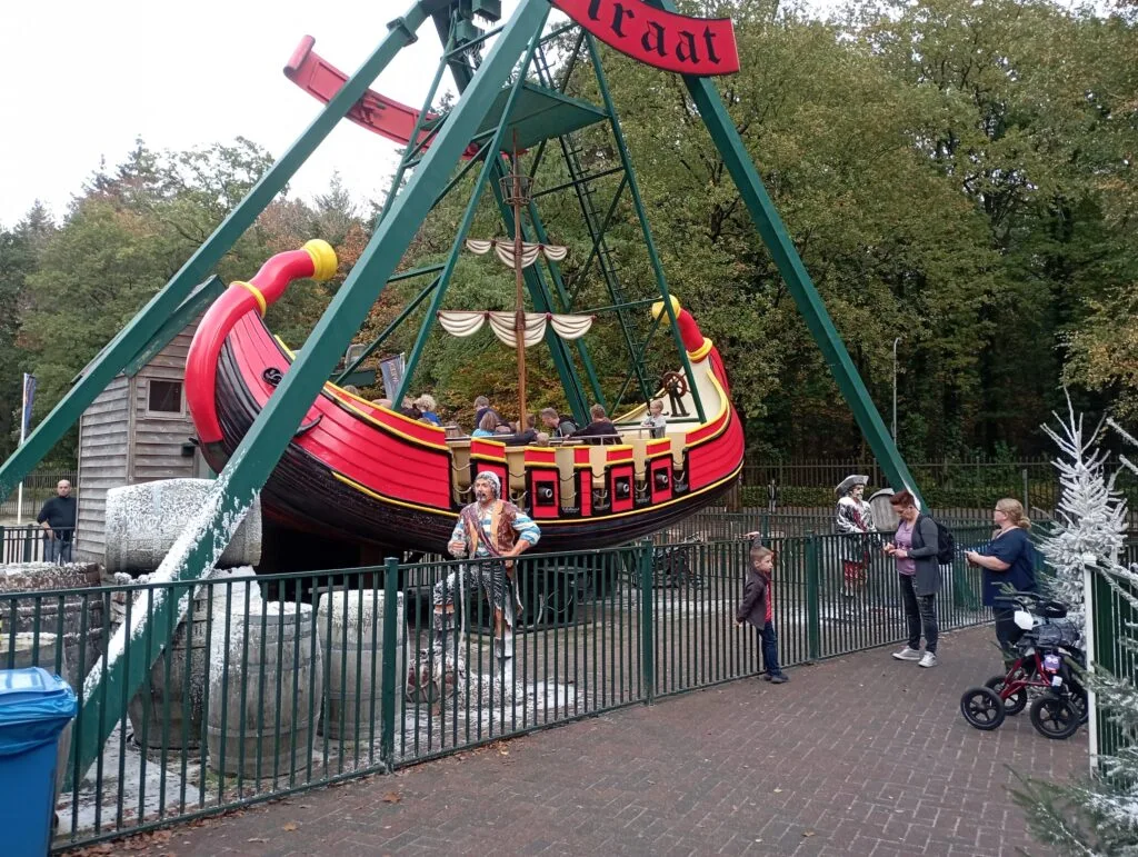 Piratenschiff-Schaukel im Freizeitpark