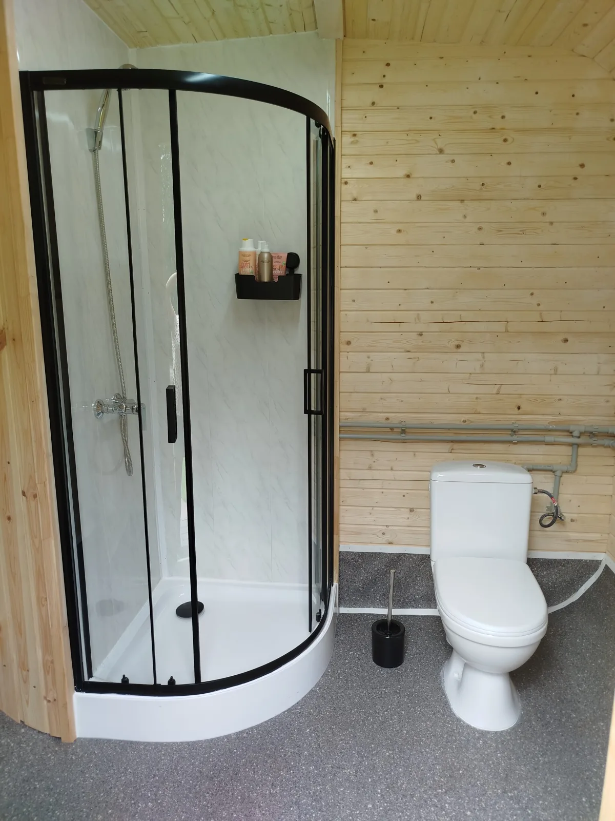 Dusche und WC im Sanitärfass