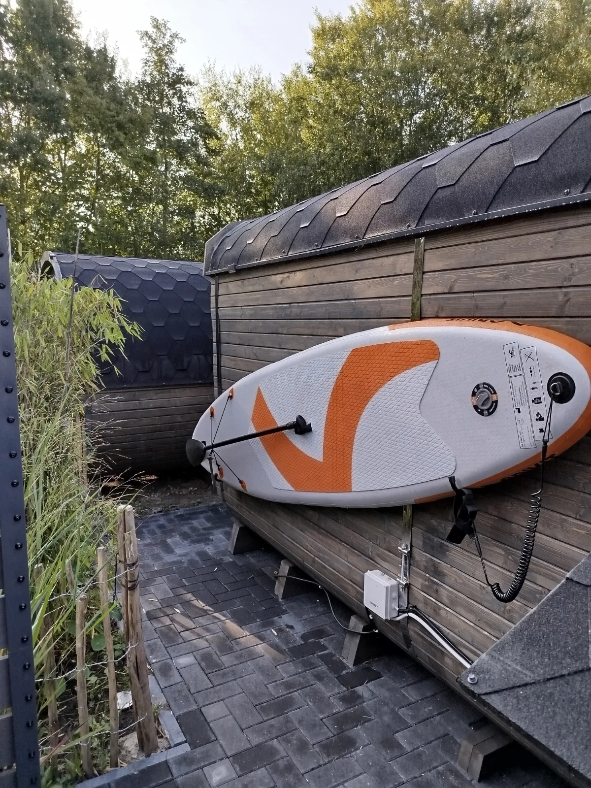 Stand-up-Paddle-Board an der Fasswand