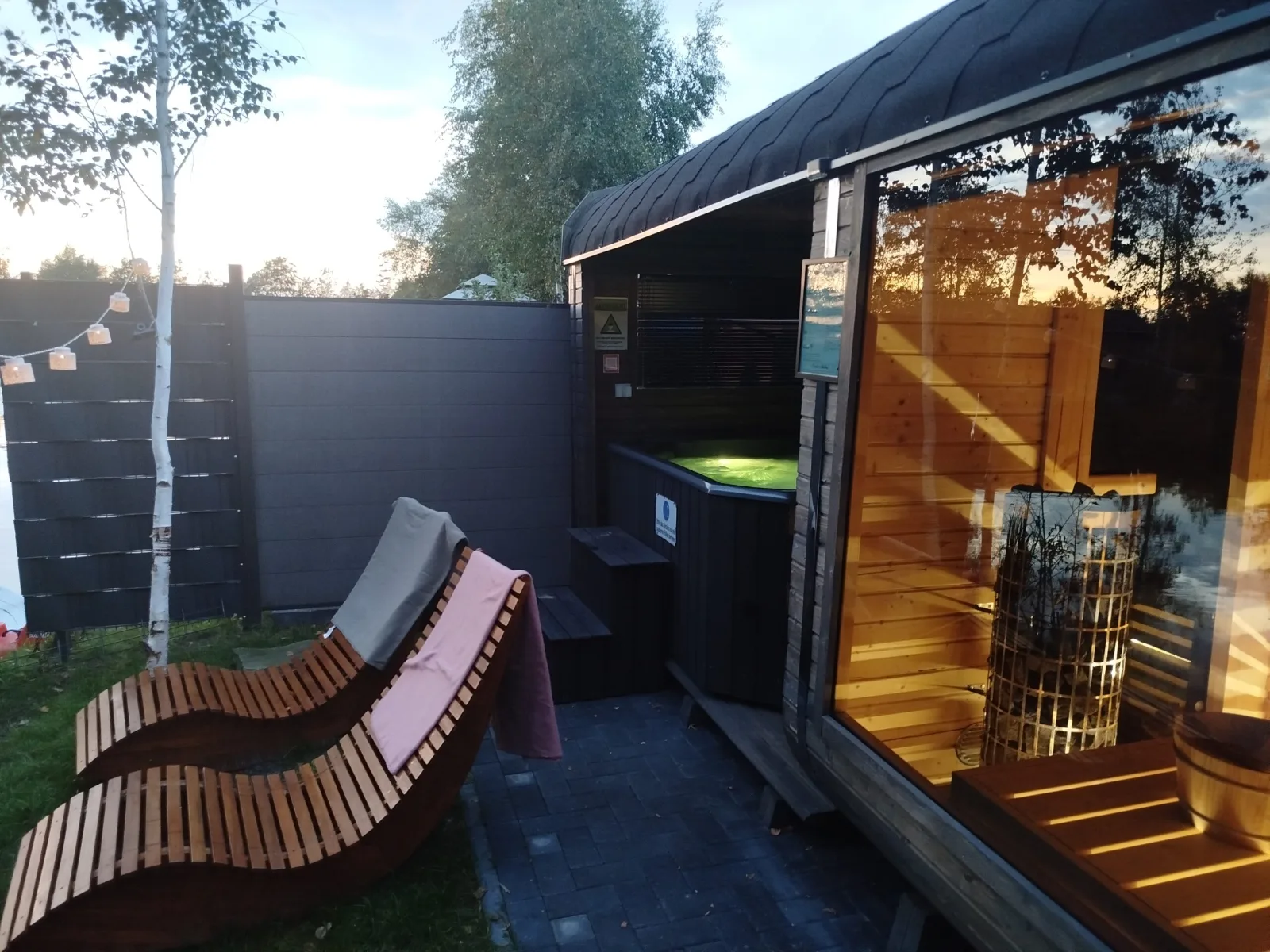 Spa in der Abenddämmerung