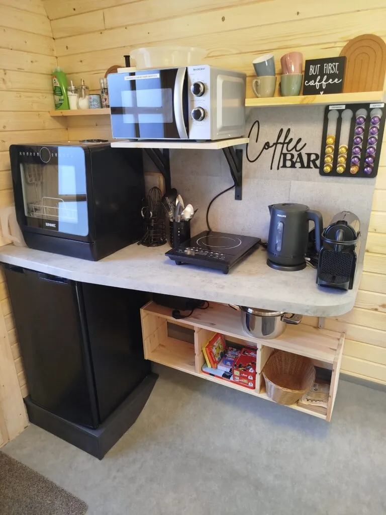 Küchenzeile mit Kaffeemaschine, Wasserkocher und Kochplatte