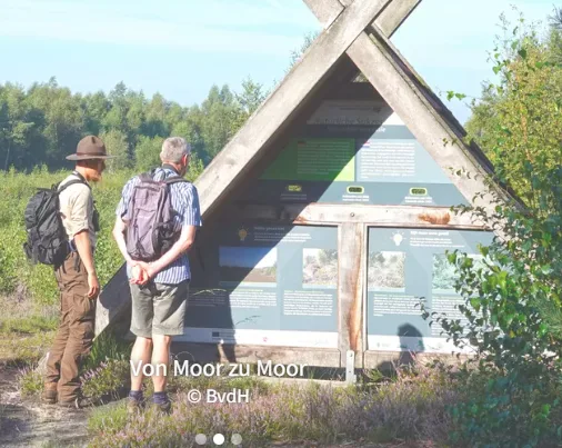 Wanderer an einer Infotafel im Naturpark