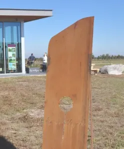 Cortenstahl-Stele vor einer Freiluftausstellung