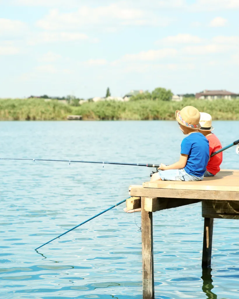 Kinder angeln vom Steg am See