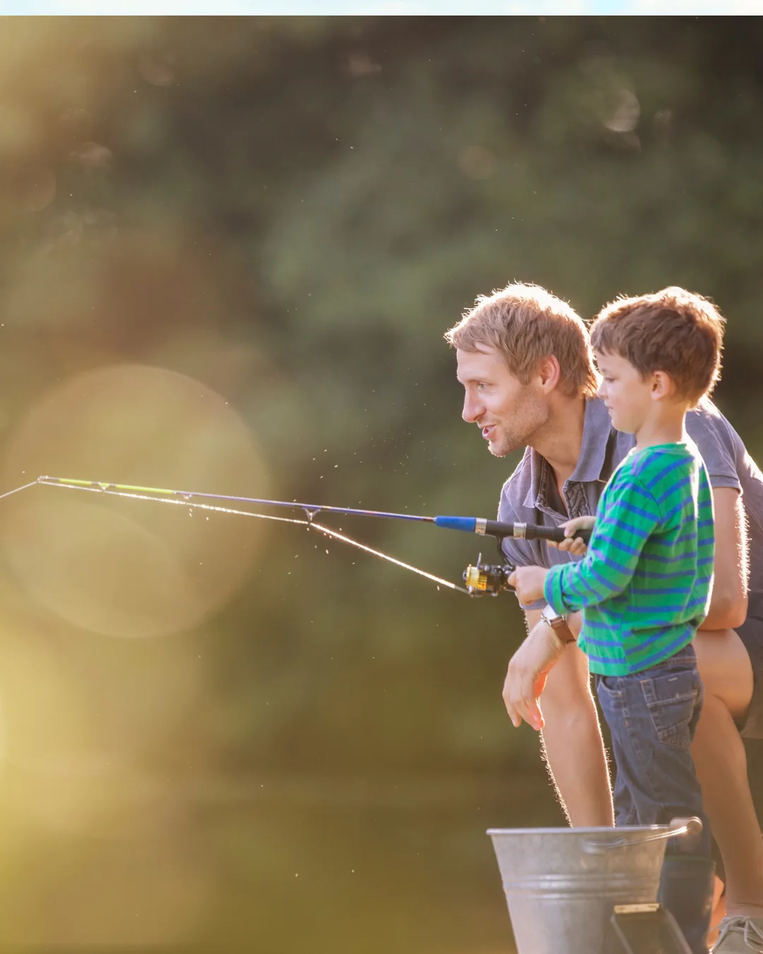 Vater und Sohn beim Angeln mit der Rute