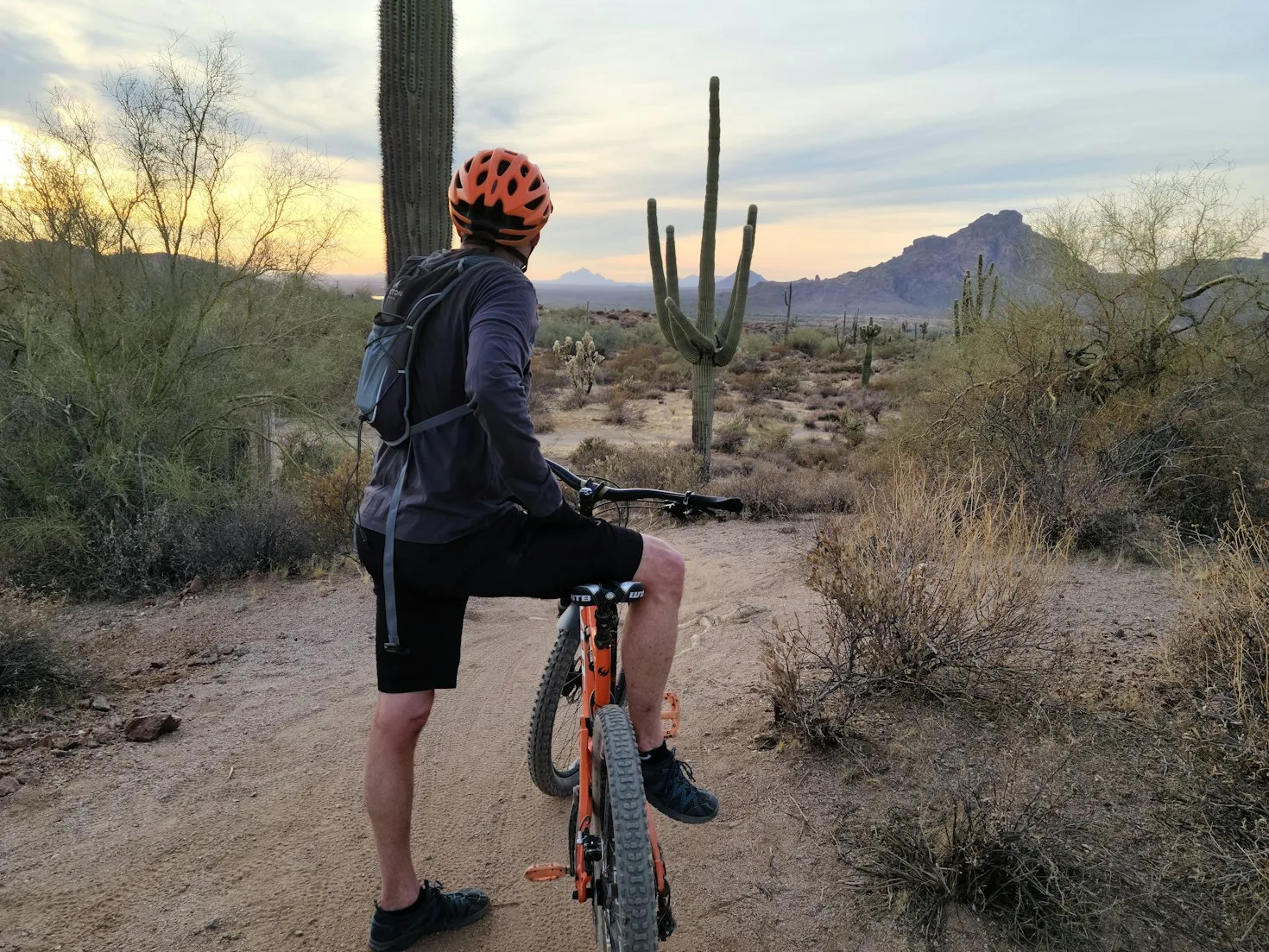 Radfahrer auf einem Trail in trockener Landschaft