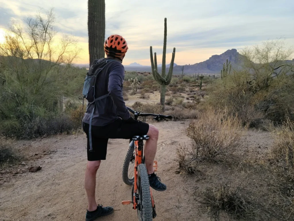 Radfahrer auf einem Trail in trockener Landschaft