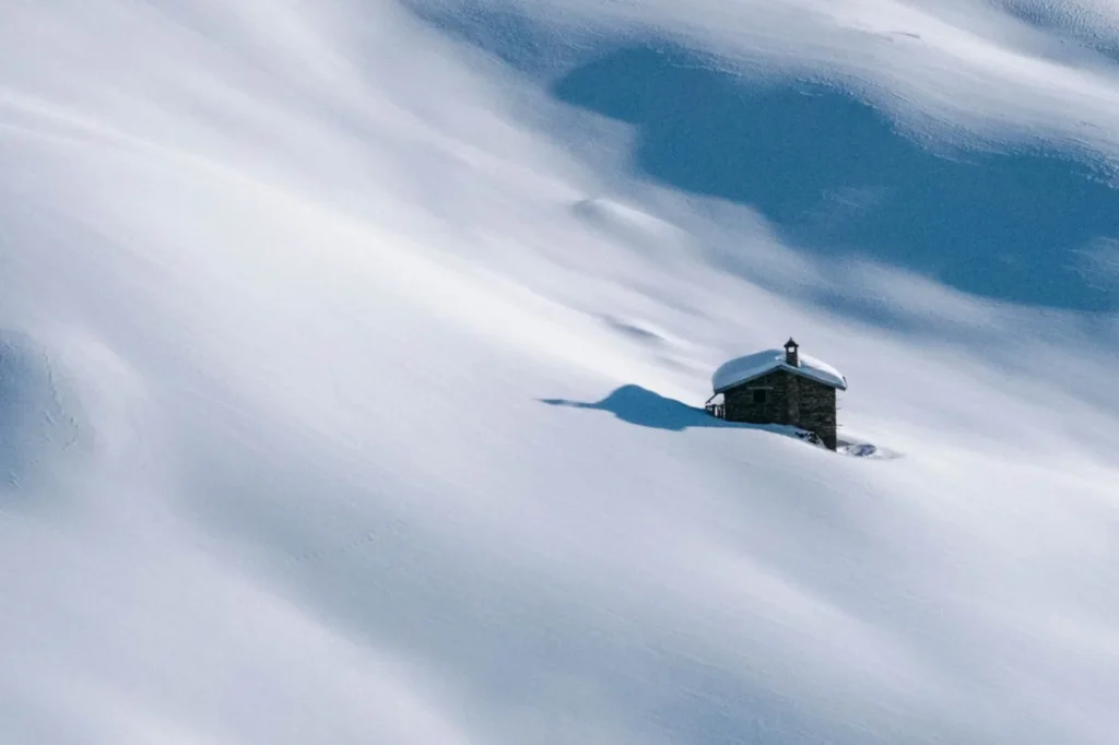 Verschneite Hütte in tiefem Schnee