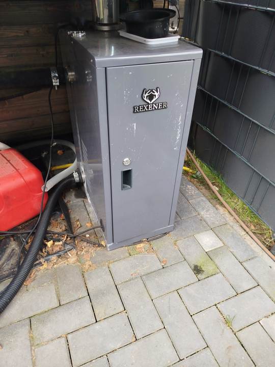 Grauer Heizkasten hinter dem Spa-Cube