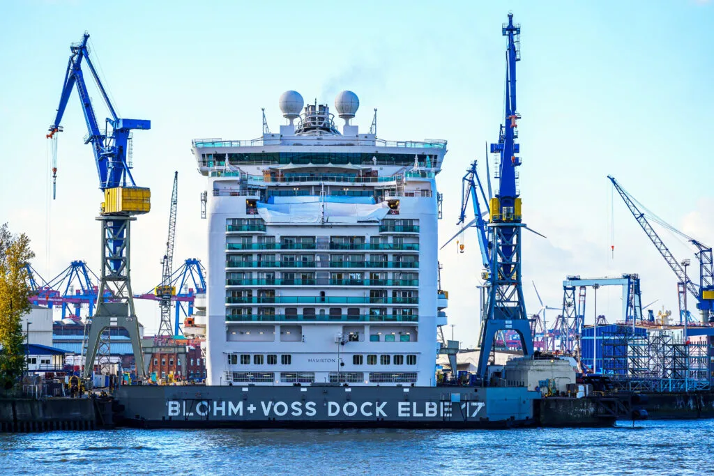 Kreuzfahrtschiff in der Werft mit Kränen