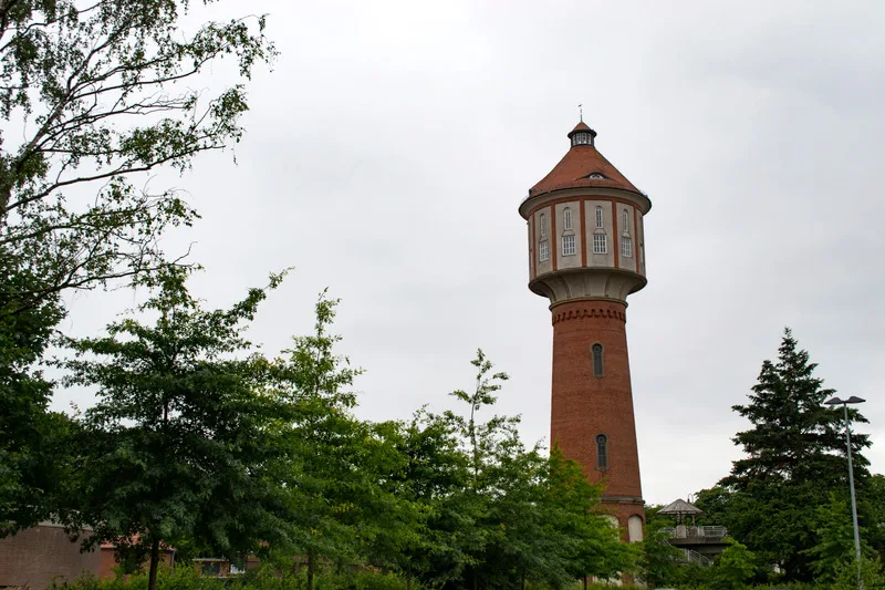 Historischer Wasserturm hinter Bäumen