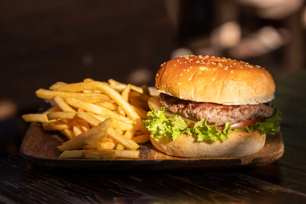 Burger mit Pommes frites