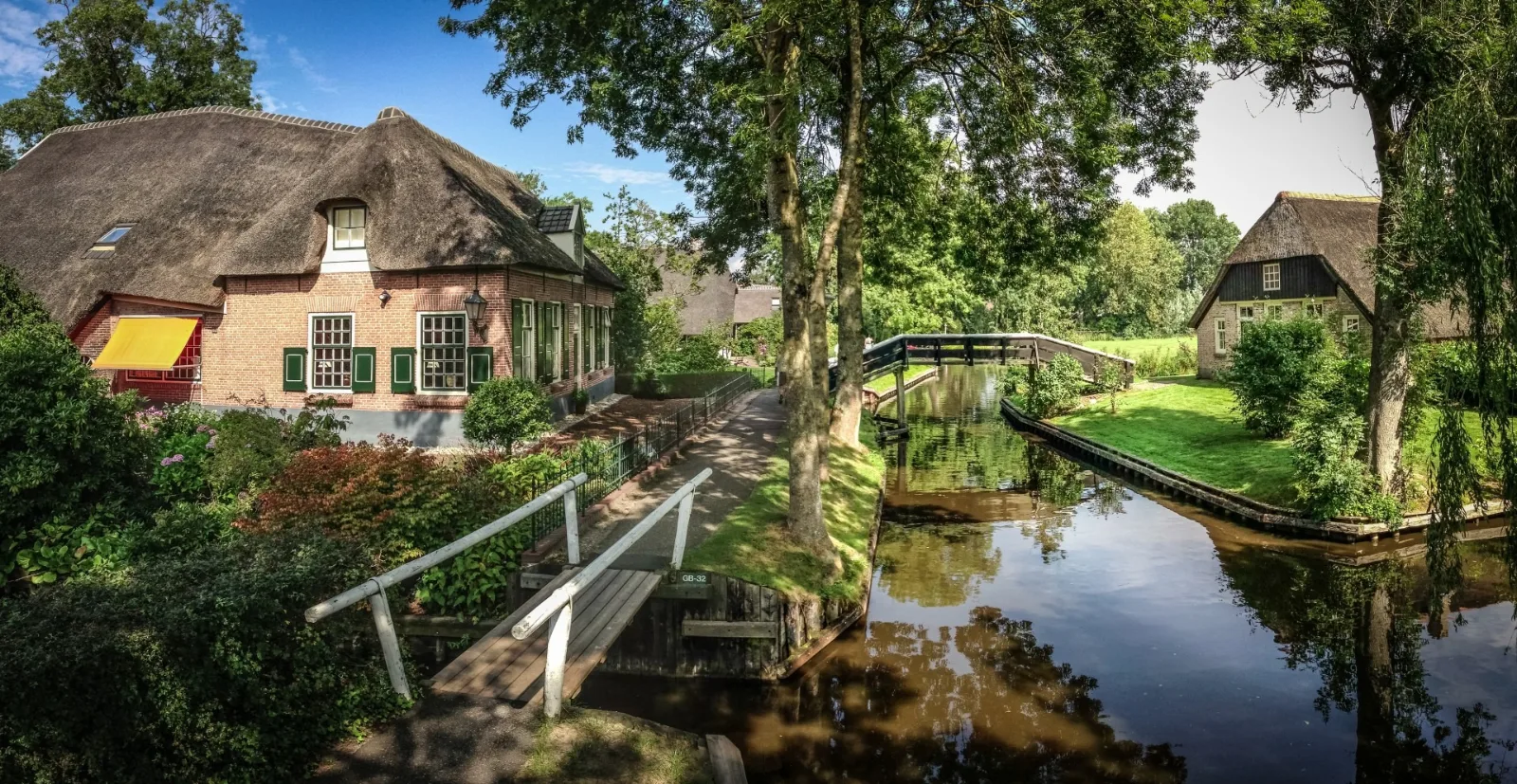 Reetgedecktes Haus an einer Gracht in Giethoorn