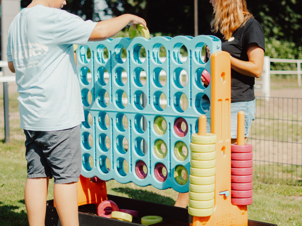 Kind spielt Vier gewinnt auf dem Spielplatz
