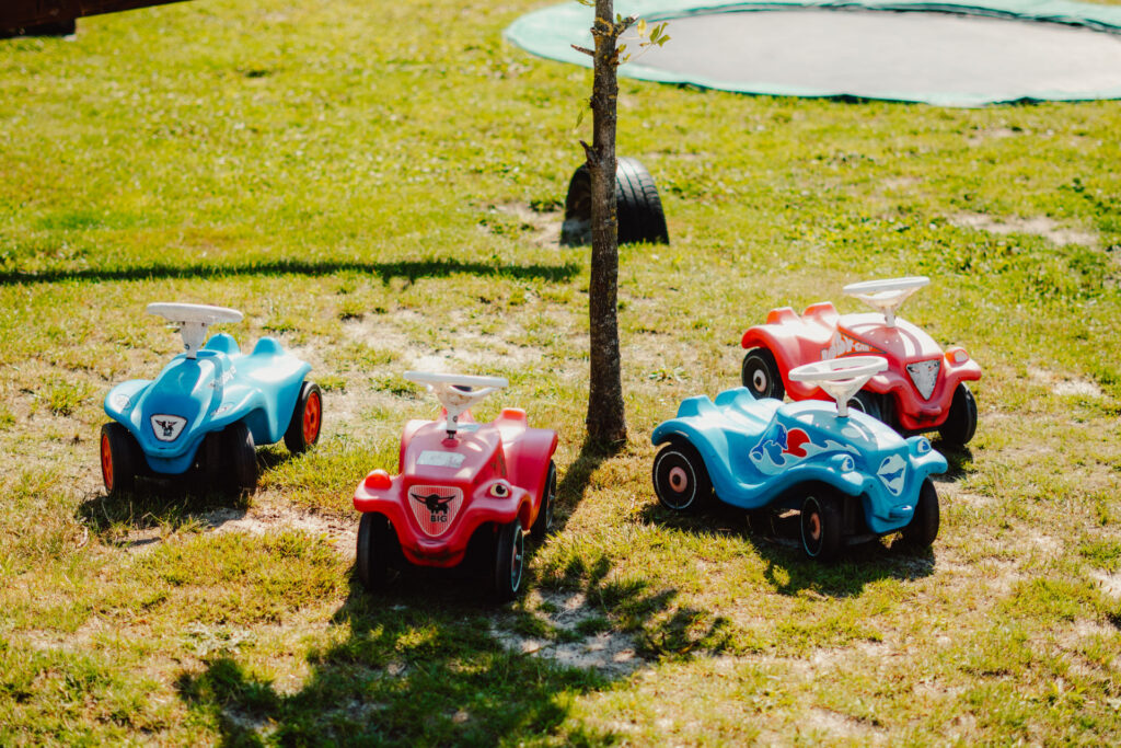Bobby-Cars auf dem Spielplatz